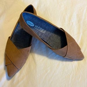 Never worn, adorable Dr Scholl’s point toe flats!